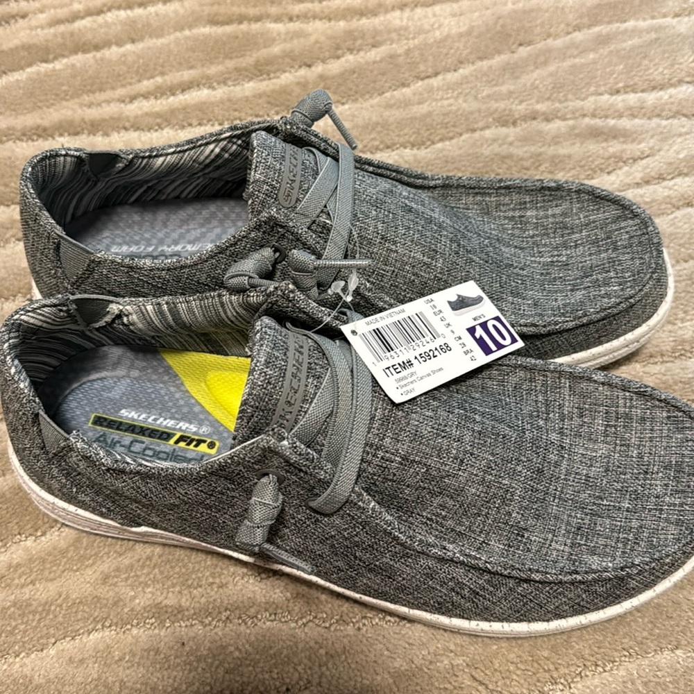 Sketchers relaxed fit air cooled memory foam men’s shoes size 10 BNWT